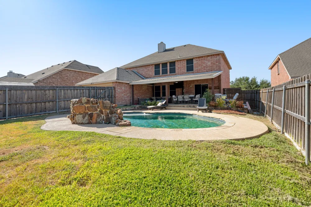 204 Rosewood Court Red Oak, TX 75154