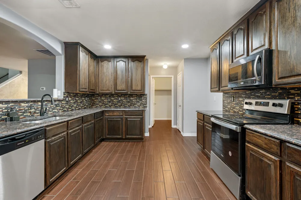 204 Rosewood Court Red Oak, TX 75154