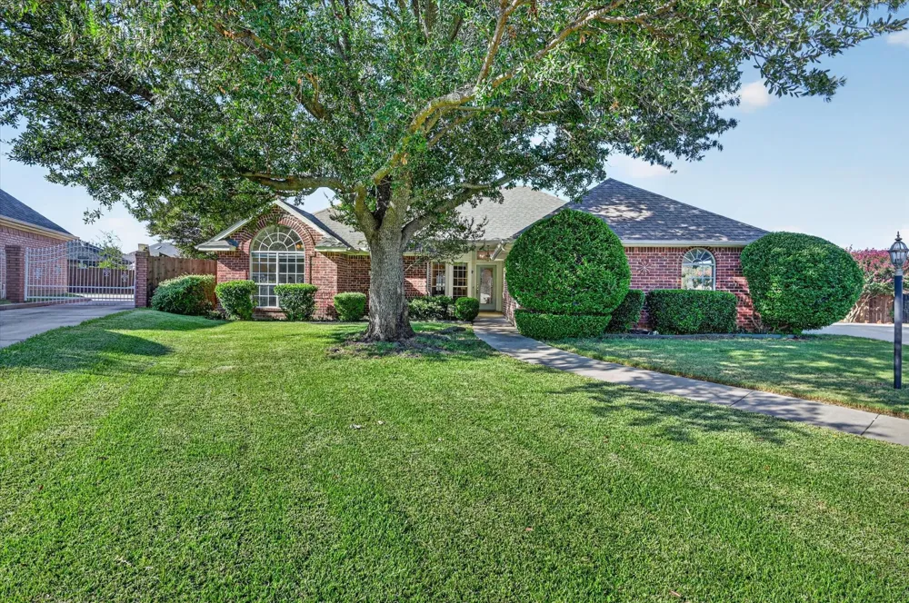 729 Bent Tree Court Hurst, TX 76054