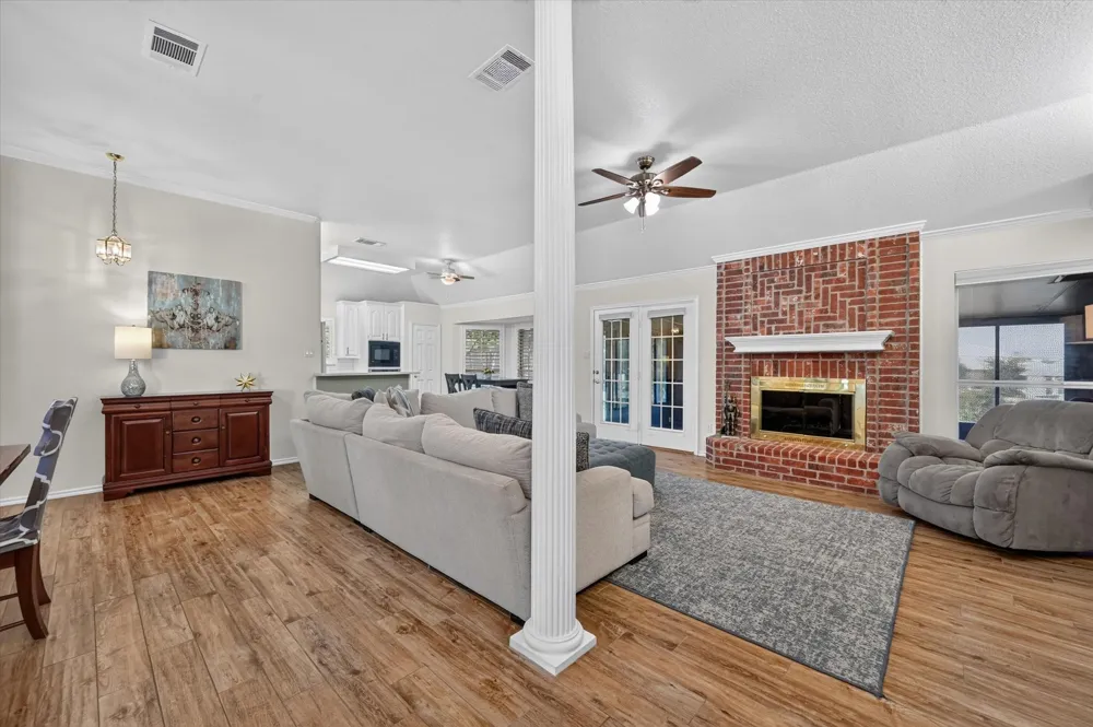 729 Bent Tree Court Hurst, TX 76054
