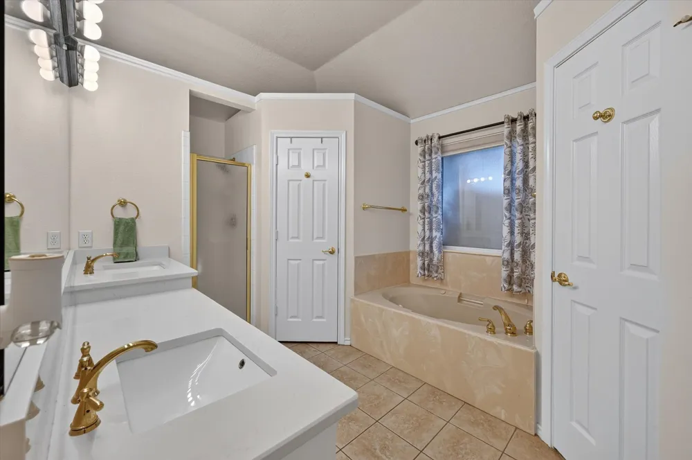 729 Bent Tree Court Hurst, TX 76054