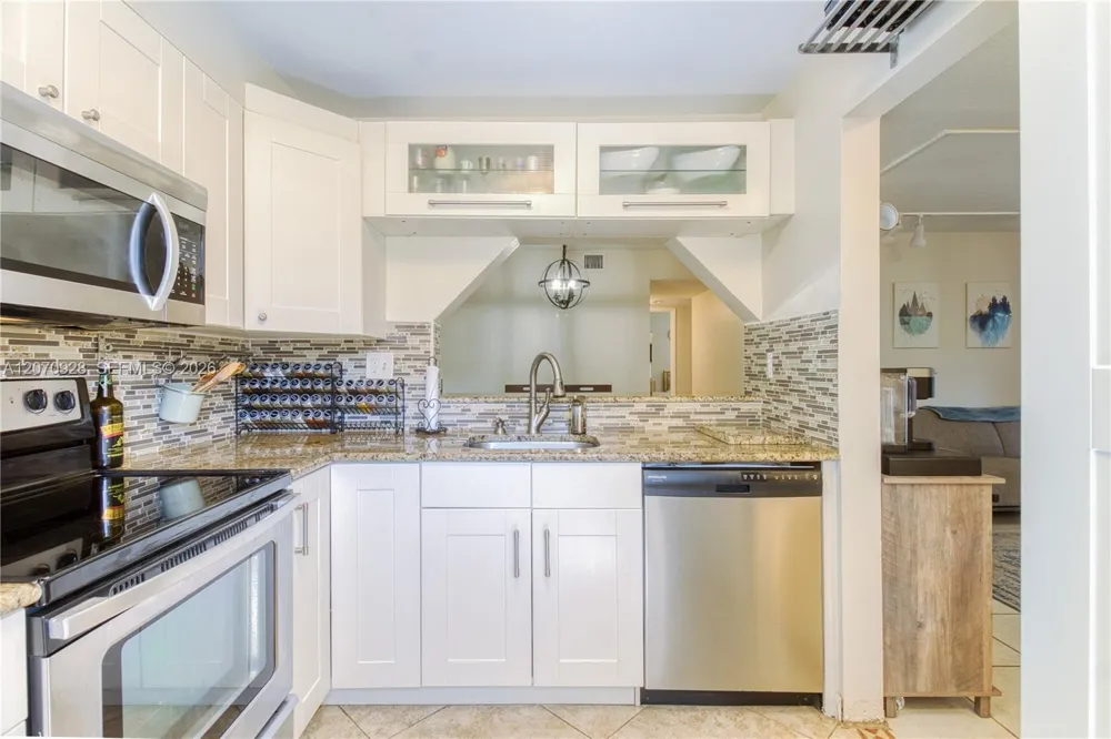 3095 Oakland Forest Dr #104 Oakland Park, FL 33309