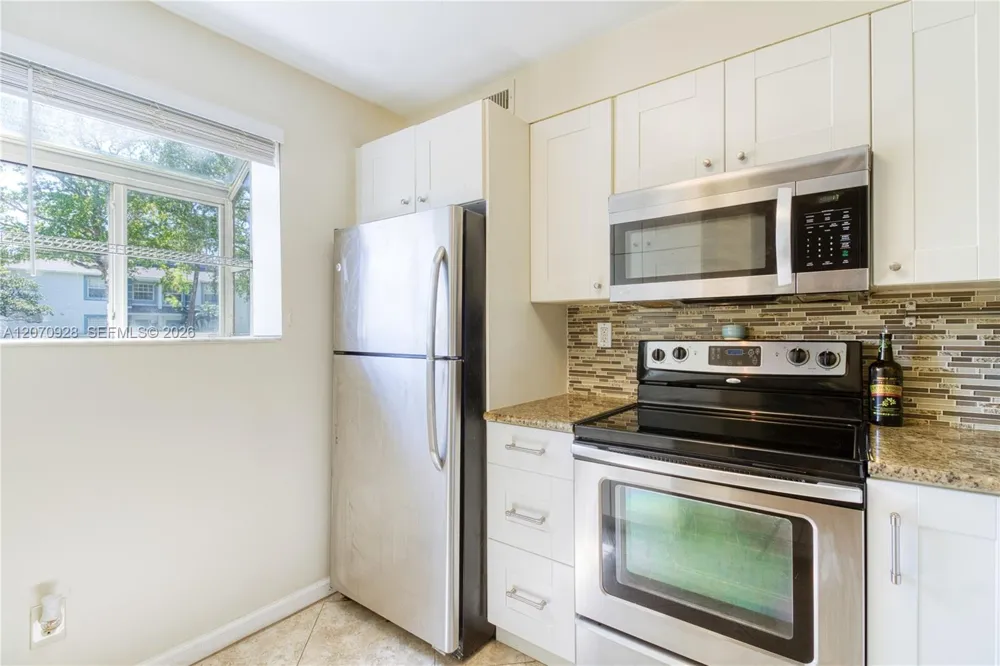 3095 Oakland Forest Dr #104 Oakland Park, FL 33309