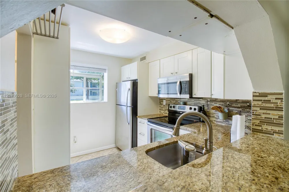3095 Oakland Forest Dr #104 Oakland Park, FL 33309