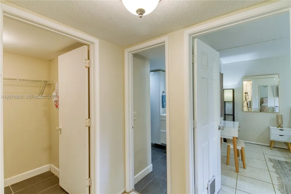 3095 Oakland Forest Dr #104 Oakland Park, FL 33309
