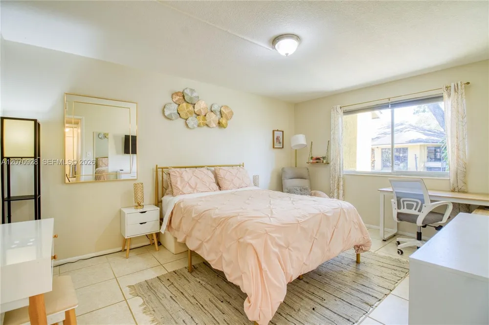 3095 Oakland Forest Dr #104 Oakland Park, FL 33309