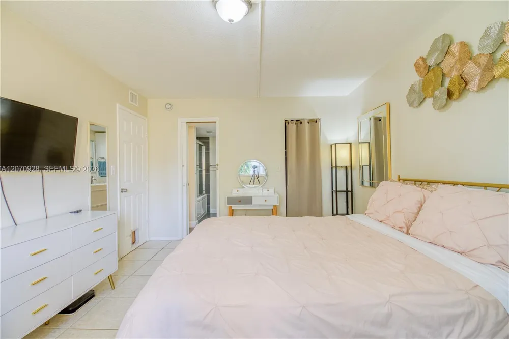 3095 Oakland Forest Dr #104 Oakland Park, FL 33309