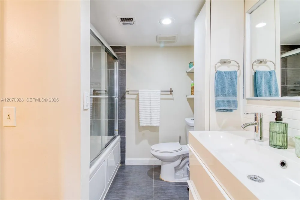 3095 Oakland Forest Dr #104 Oakland Park, FL 33309