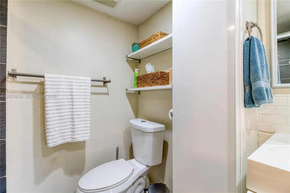 3095 Oakland Forest Dr #104 Oakland Park, FL 33309