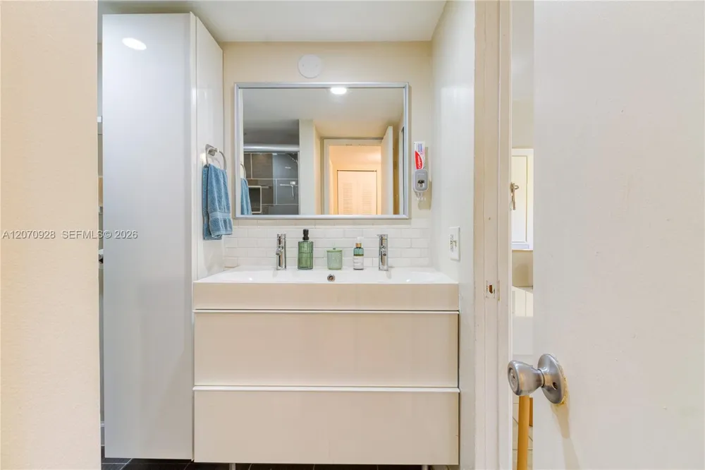 3095 Oakland Forest Dr #104 Oakland Park, FL 33309