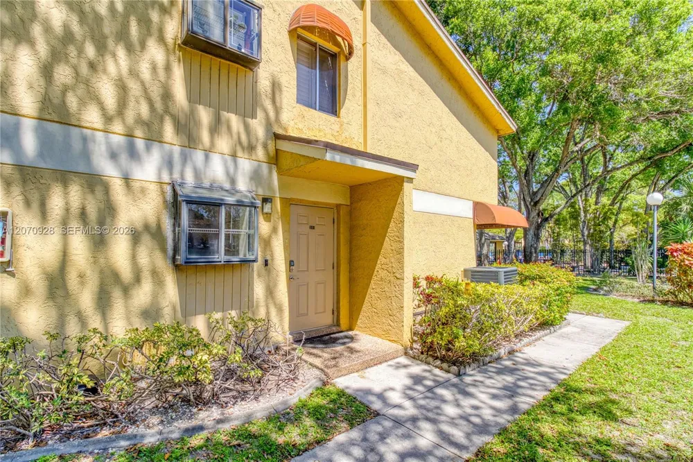 3095 Oakland Forest Dr #104 Oakland Park, FL 33309