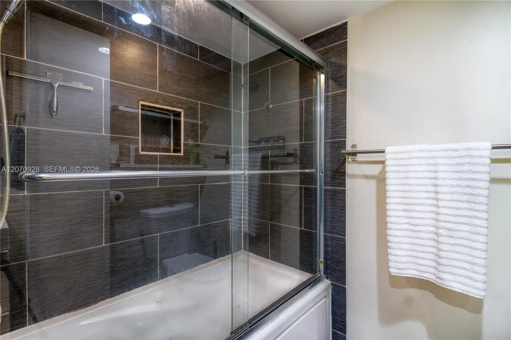 3095 Oakland Forest Dr #104 Oakland Park, FL 33309