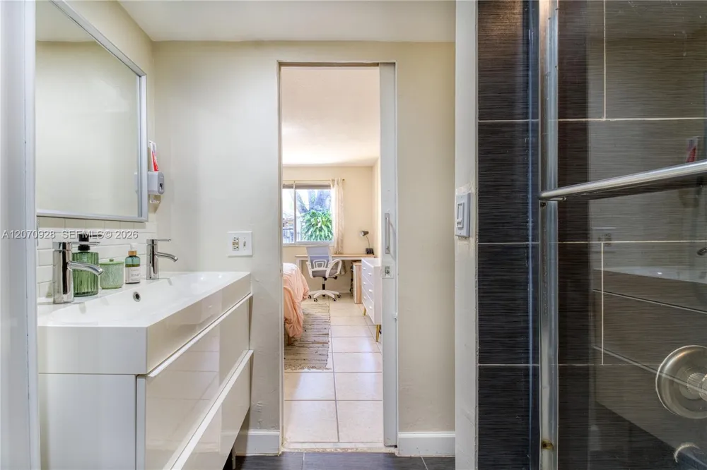 3095 Oakland Forest Dr #104 Oakland Park, FL 33309