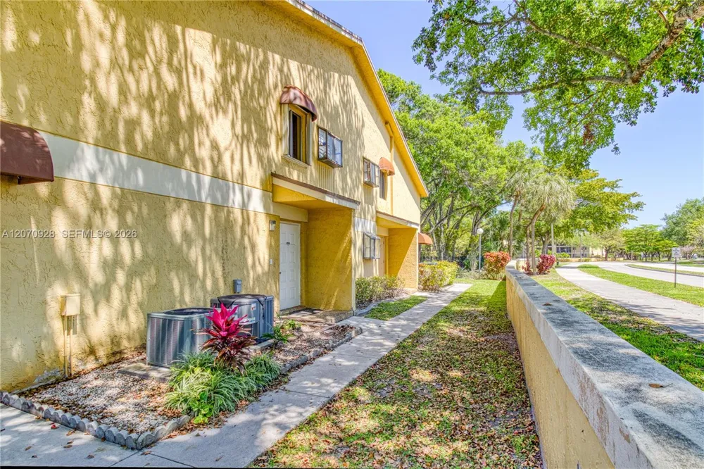 3095 Oakland Forest Dr #104 Oakland Park, FL 33309