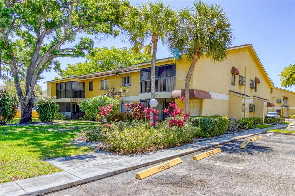 3095 Oakland Forest Dr #104 Oakland Park, FL 33309