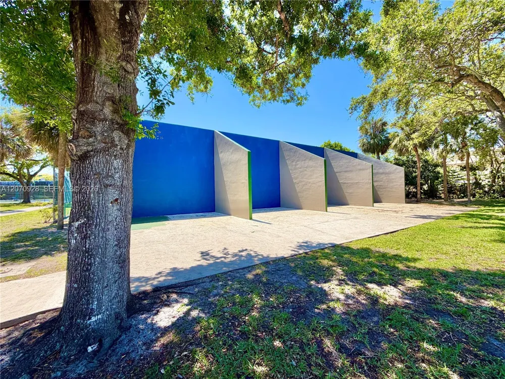 3095 Oakland Forest Dr #104 Oakland Park, FL 33309