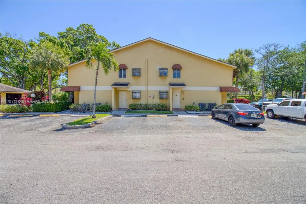 3095 Oakland Forest Dr #104 Oakland Park, FL 33309