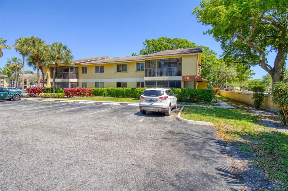 3095 Oakland Forest Dr #104 Oakland Park, FL 33309