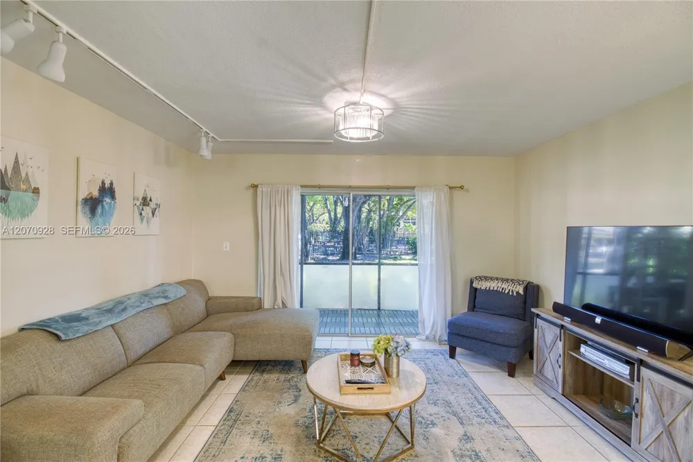 3095 Oakland Forest Dr #104 Oakland Park, FL 33309