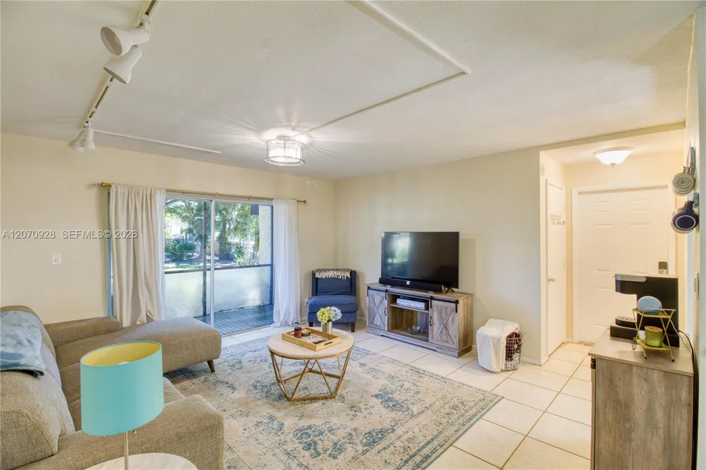 3095 Oakland Forest Dr #104 Oakland Park, FL 33309