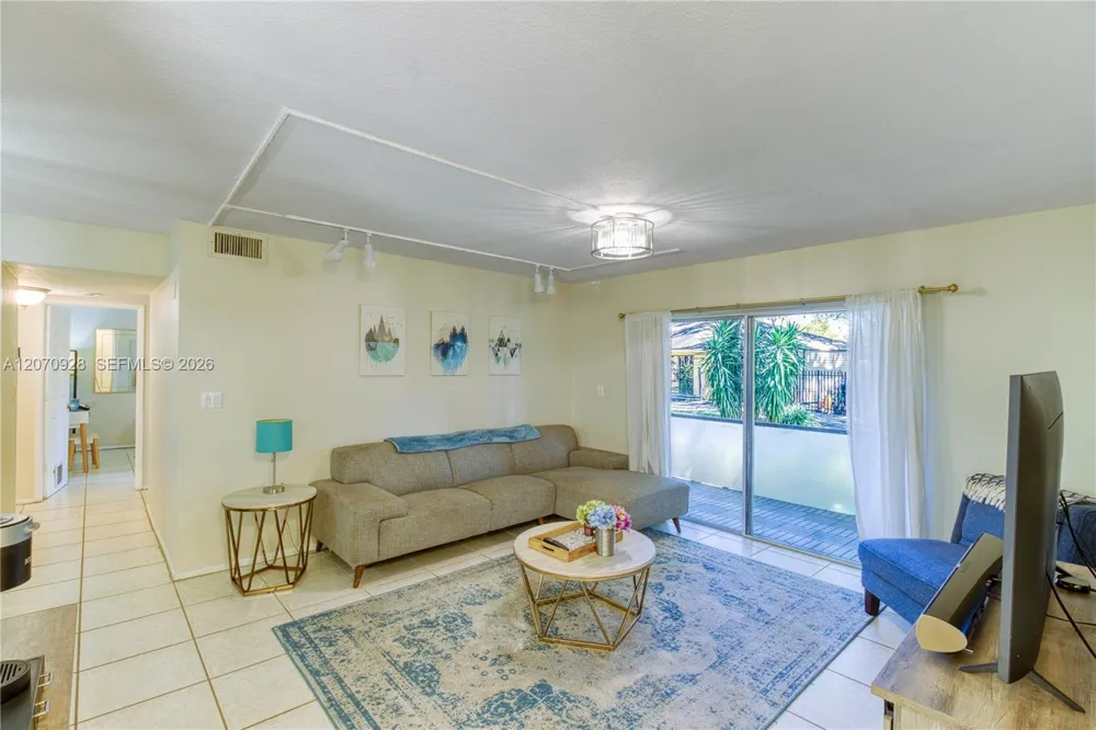 3095 Oakland Forest Dr #104 Oakland Park, FL 33309