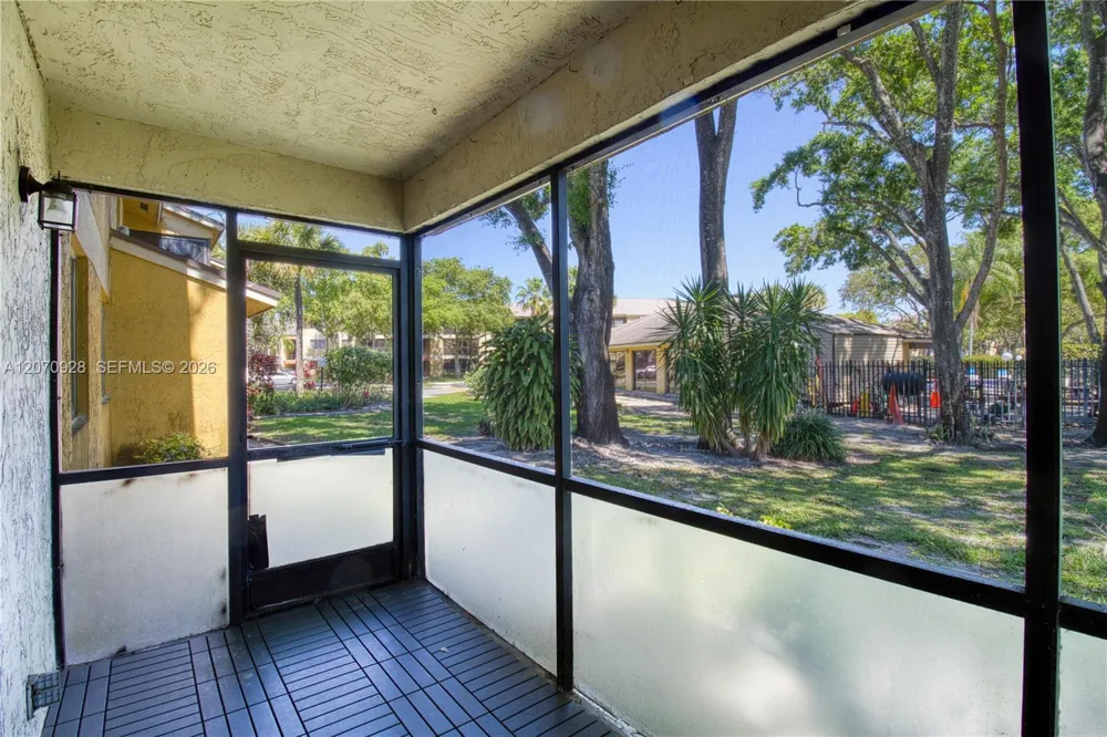 3095 Oakland Forest Dr #104 Oakland Park, FL 33309
