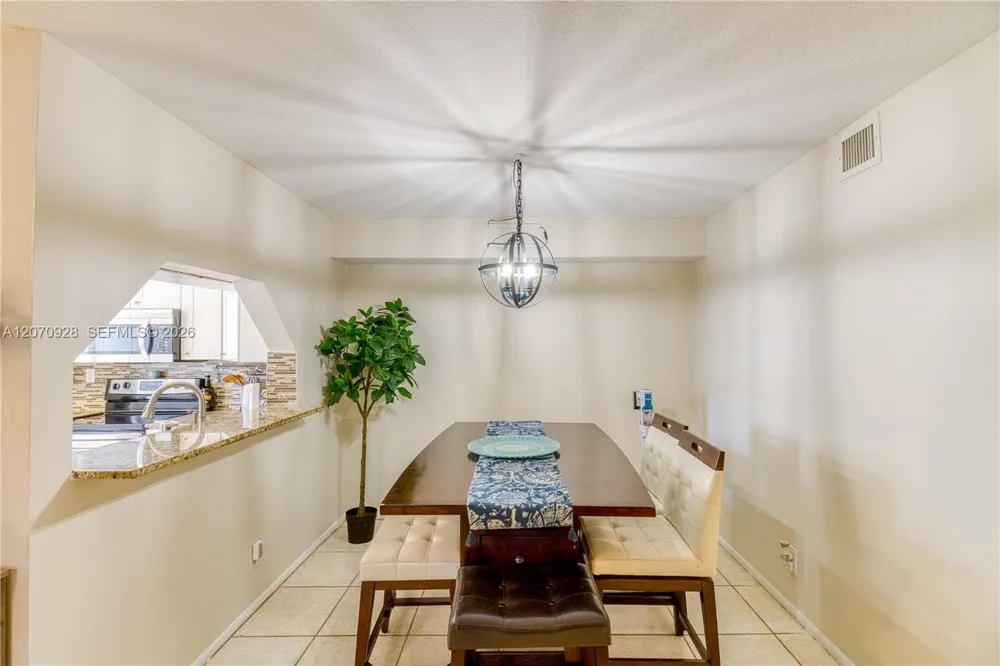 3095 Oakland Forest Dr #104 Oakland Park, FL 33309