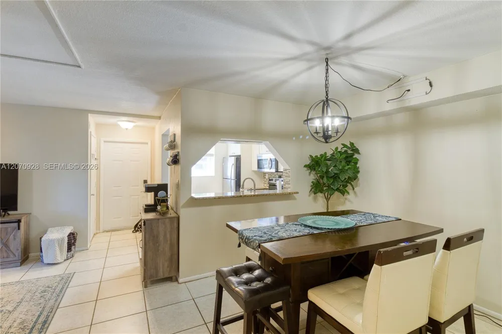 3095 Oakland Forest Dr #104 Oakland Park, FL 33309
