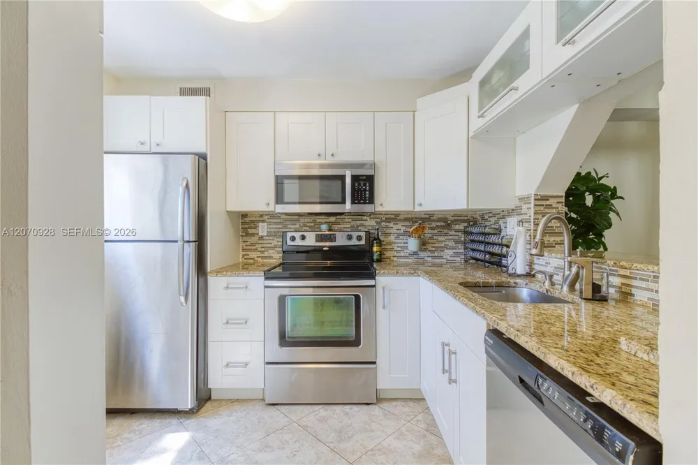 3095 Oakland Forest Dr #104 Oakland Park, FL 33309