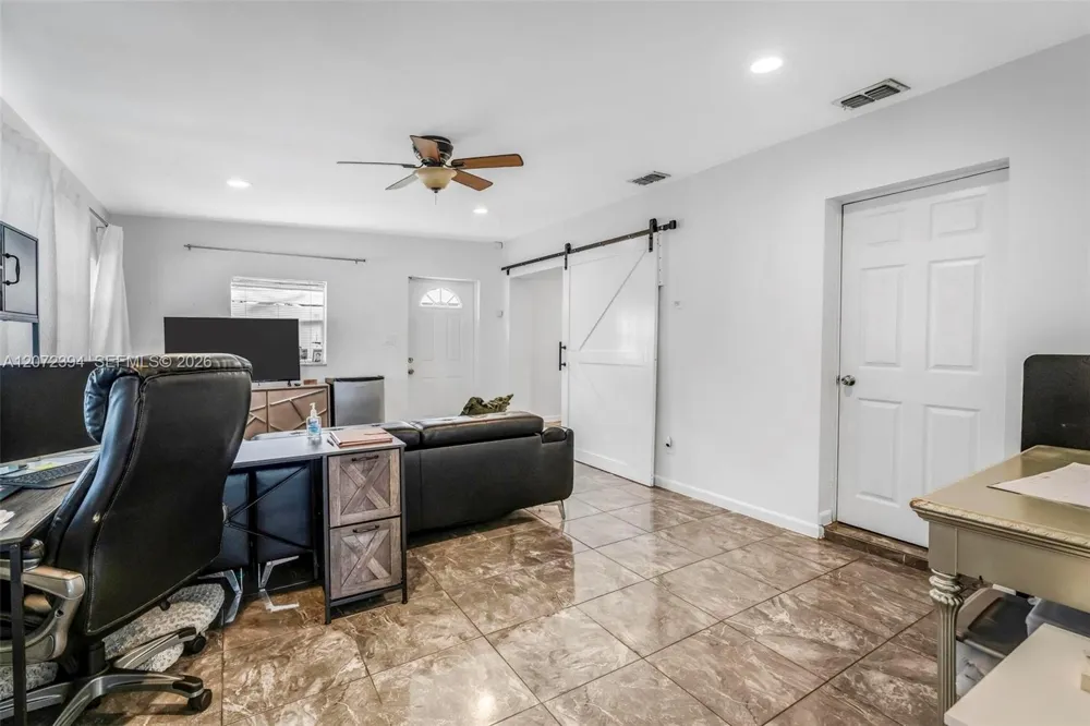 7211 NW 76th St Tamarac, FL 33321