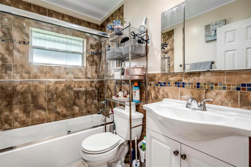 7211 NW 76th St Tamarac, FL 33321