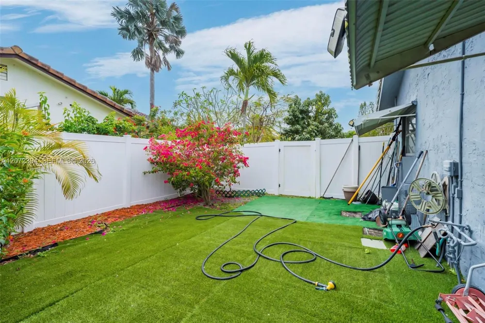 7211 NW 76th St Tamarac, FL 33321