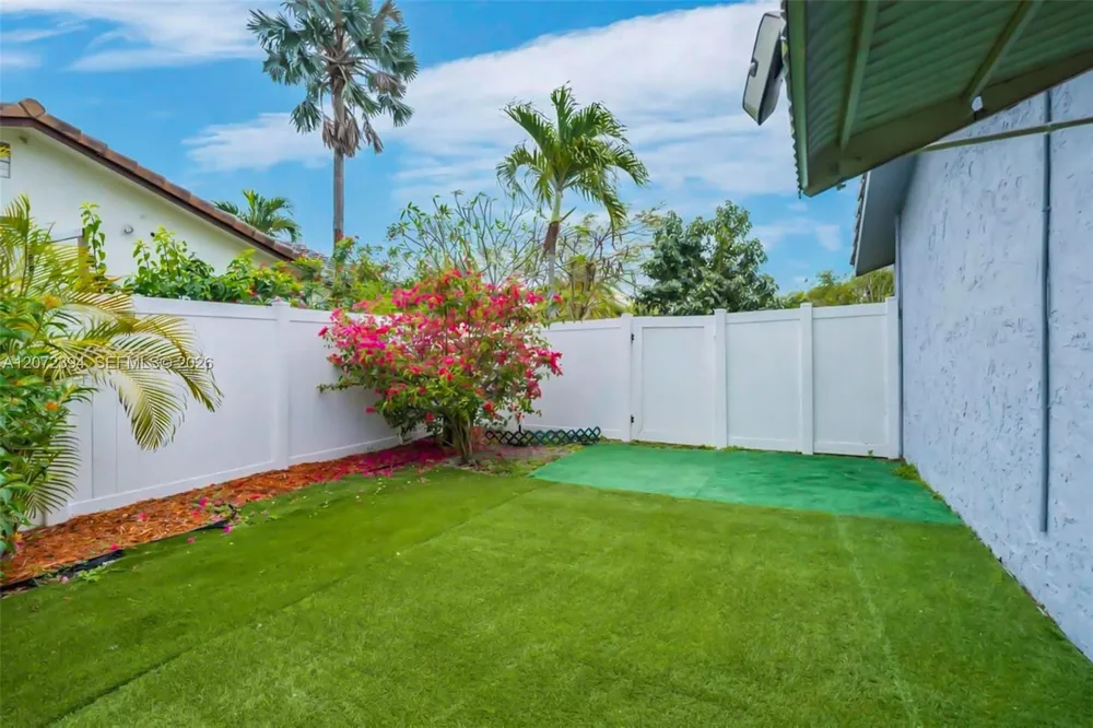 7211 NW 76th St Tamarac, FL 33321