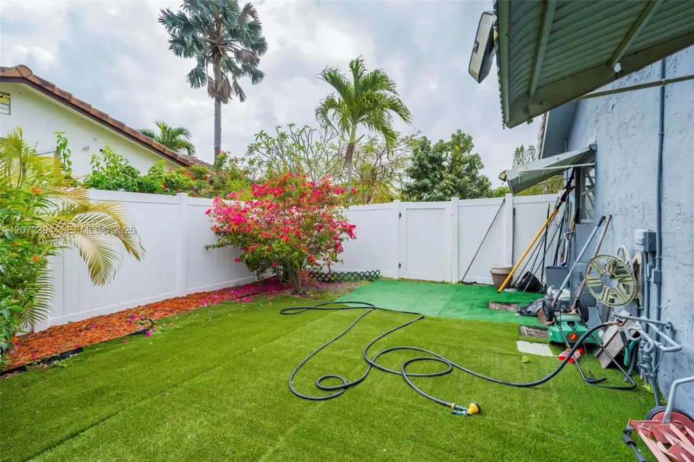 7211 NW 76th St Tamarac, FL 33321