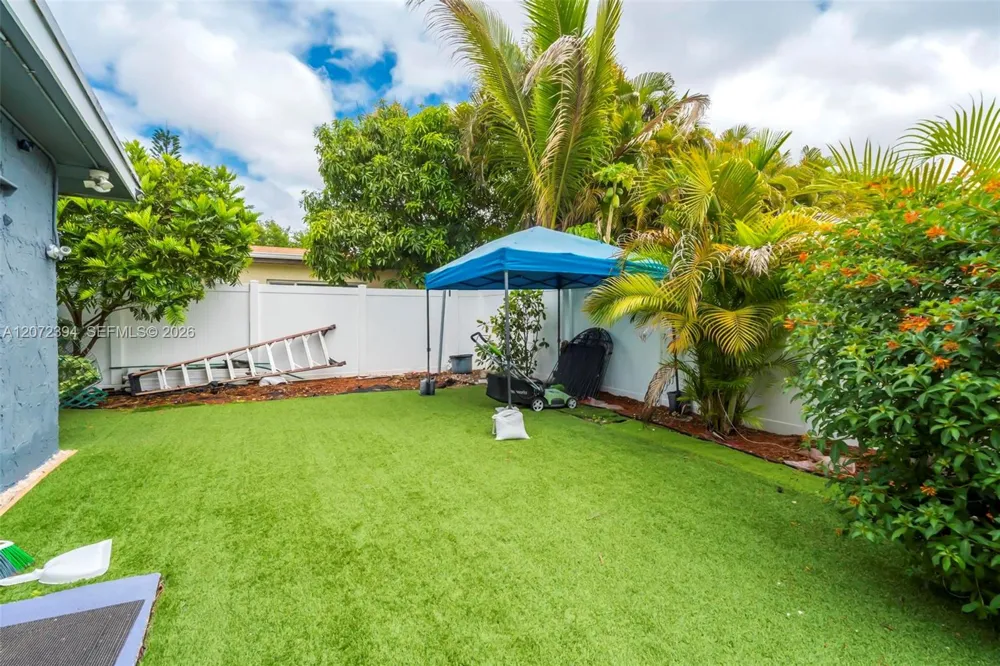 7211 NW 76th St Tamarac, FL 33321