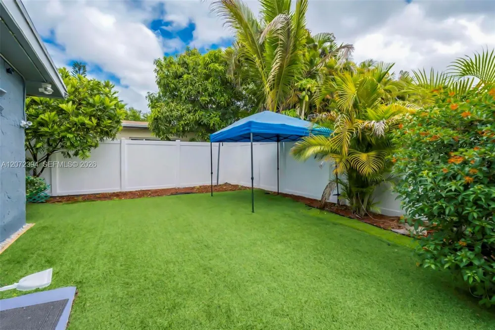 7211 NW 76th St Tamarac, FL 33321