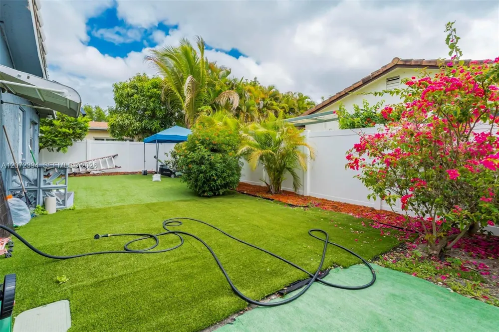 7211 NW 76th St Tamarac, FL 33321
