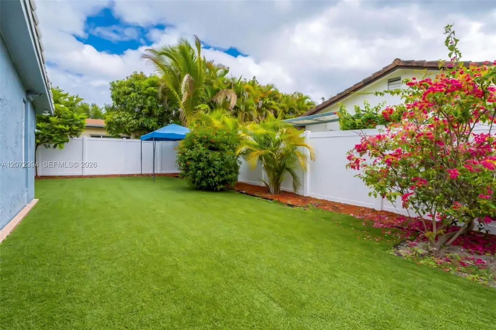 7211 NW 76th St Tamarac, FL 33321