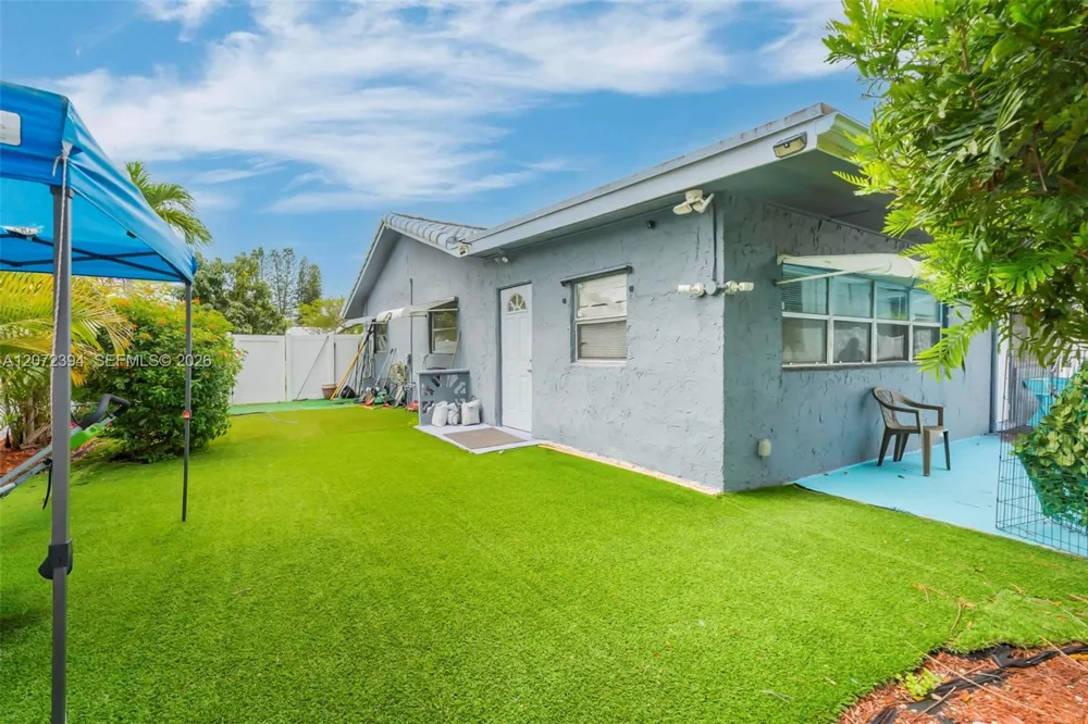 7211 NW 76th St Tamarac, FL 33321