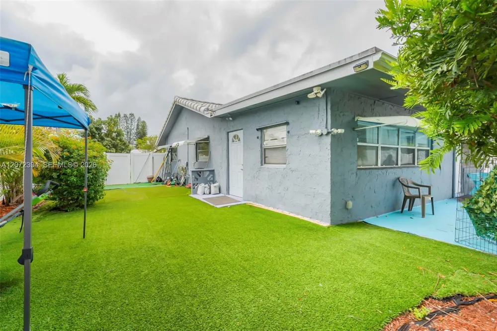 7211 NW 76th St Tamarac, FL 33321
