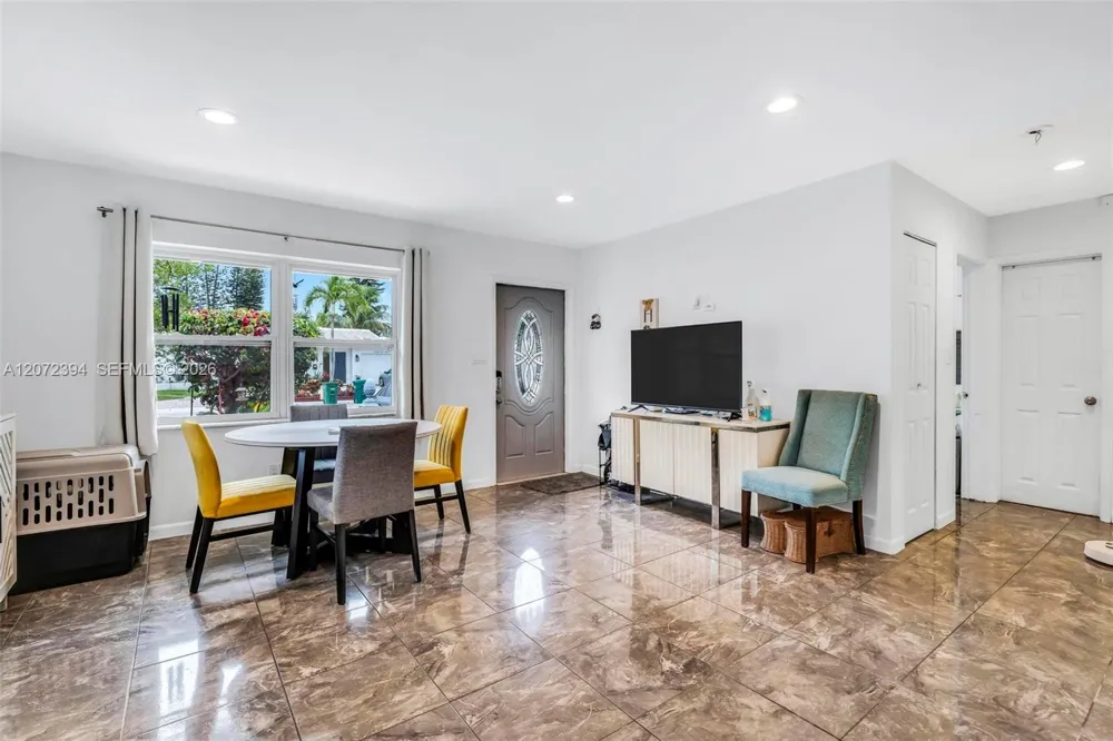 7211 NW 76th St Tamarac, FL 33321