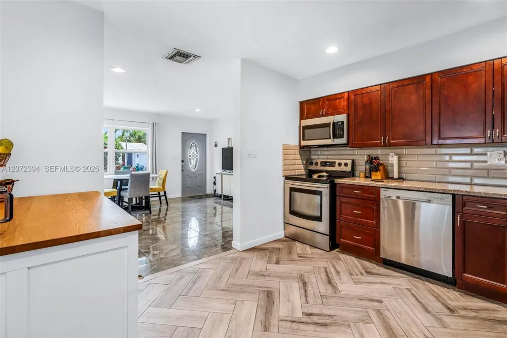 7211 NW 76th St Tamarac, FL 33321