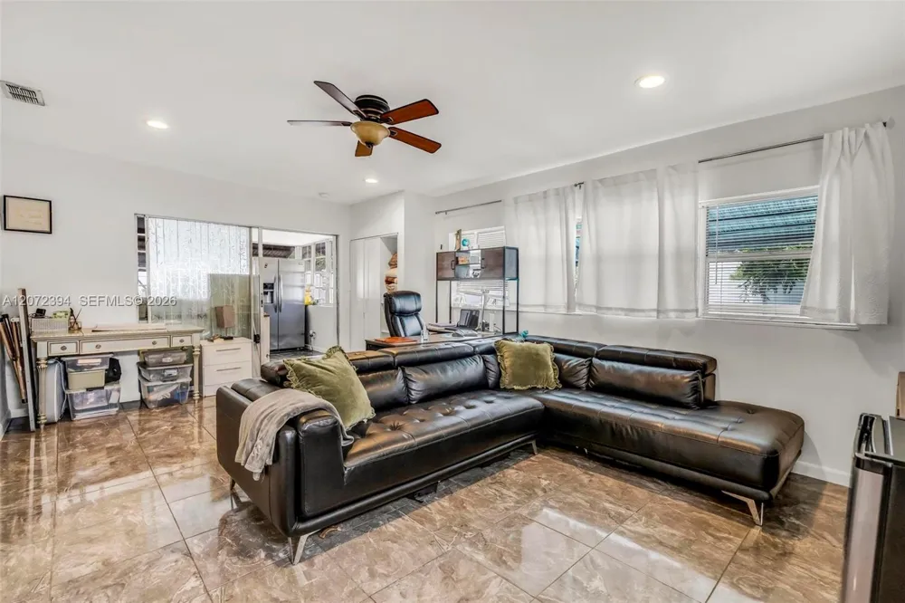 7211 NW 76th St Tamarac, FL 33321