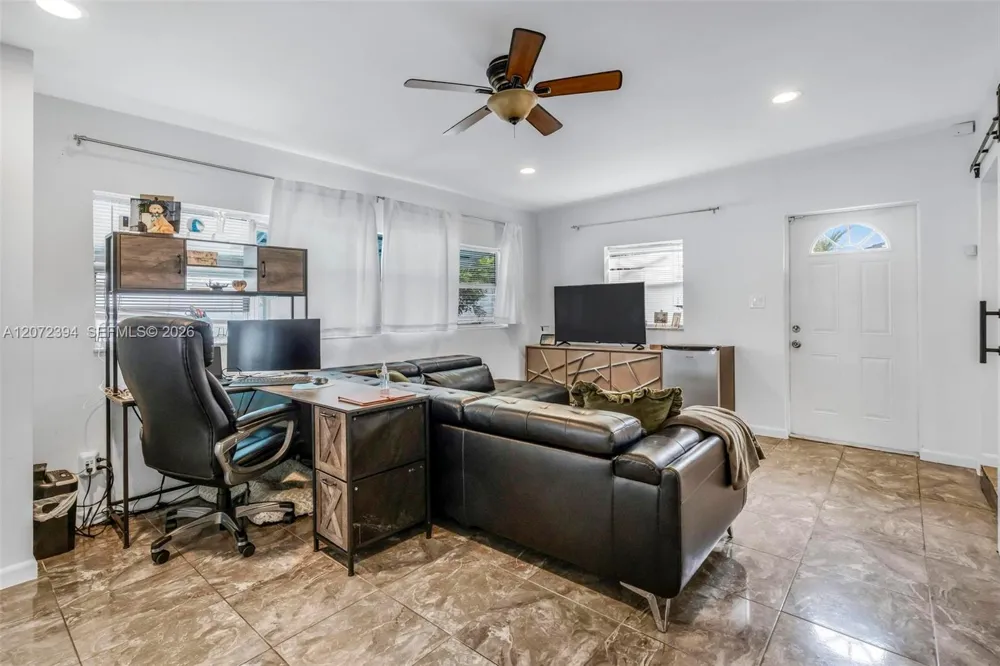 7211 NW 76th St Tamarac, FL 33321