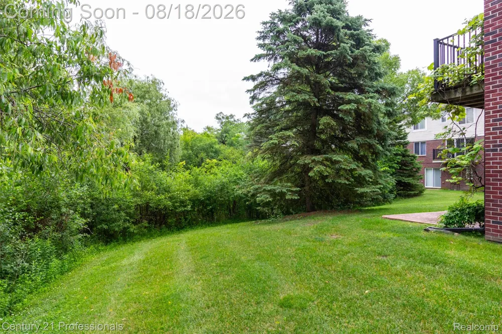 757 Sandalwood Drive Troy City, MI 48085
