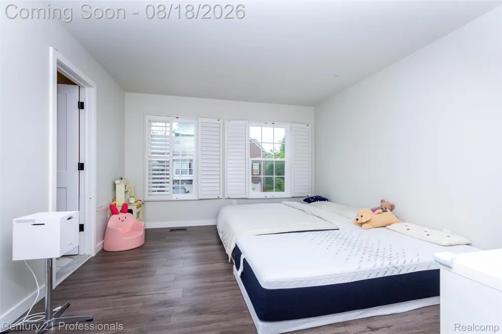 757 Sandalwood Drive Troy City, MI 48085
