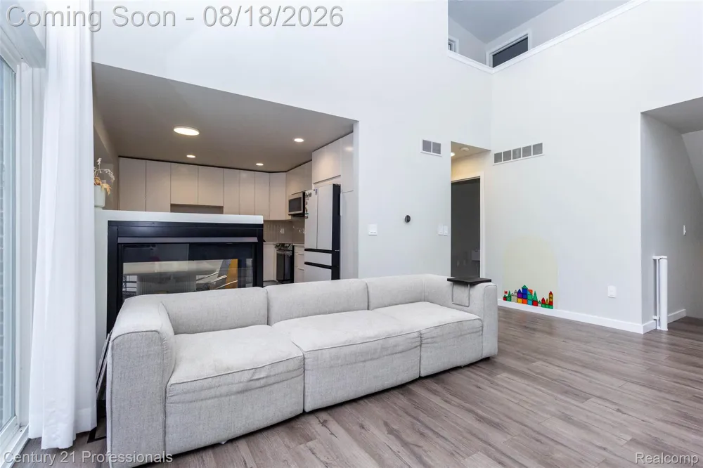 757 Sandalwood Drive Troy City, MI 48085