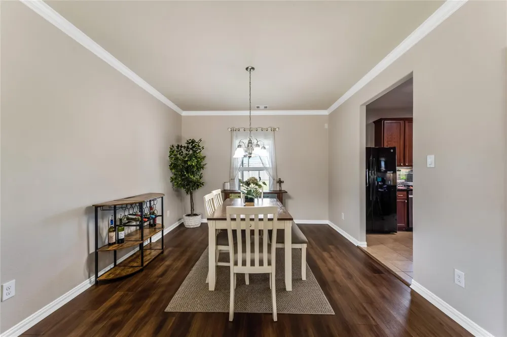 512 Forest Village Circle La Marque, TX 77568
