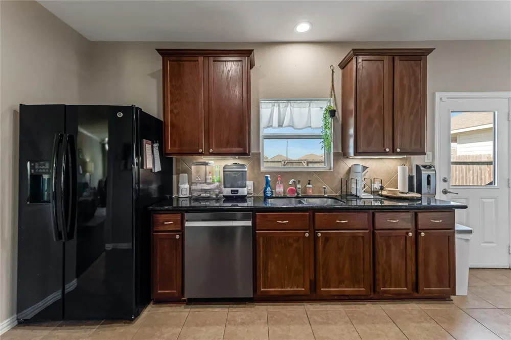 512 Forest Village Circle La Marque, TX 77568