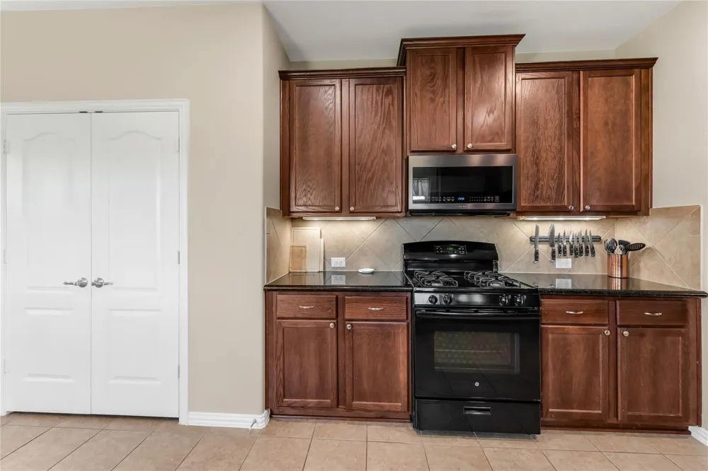 512 Forest Village Circle La Marque, TX 77568